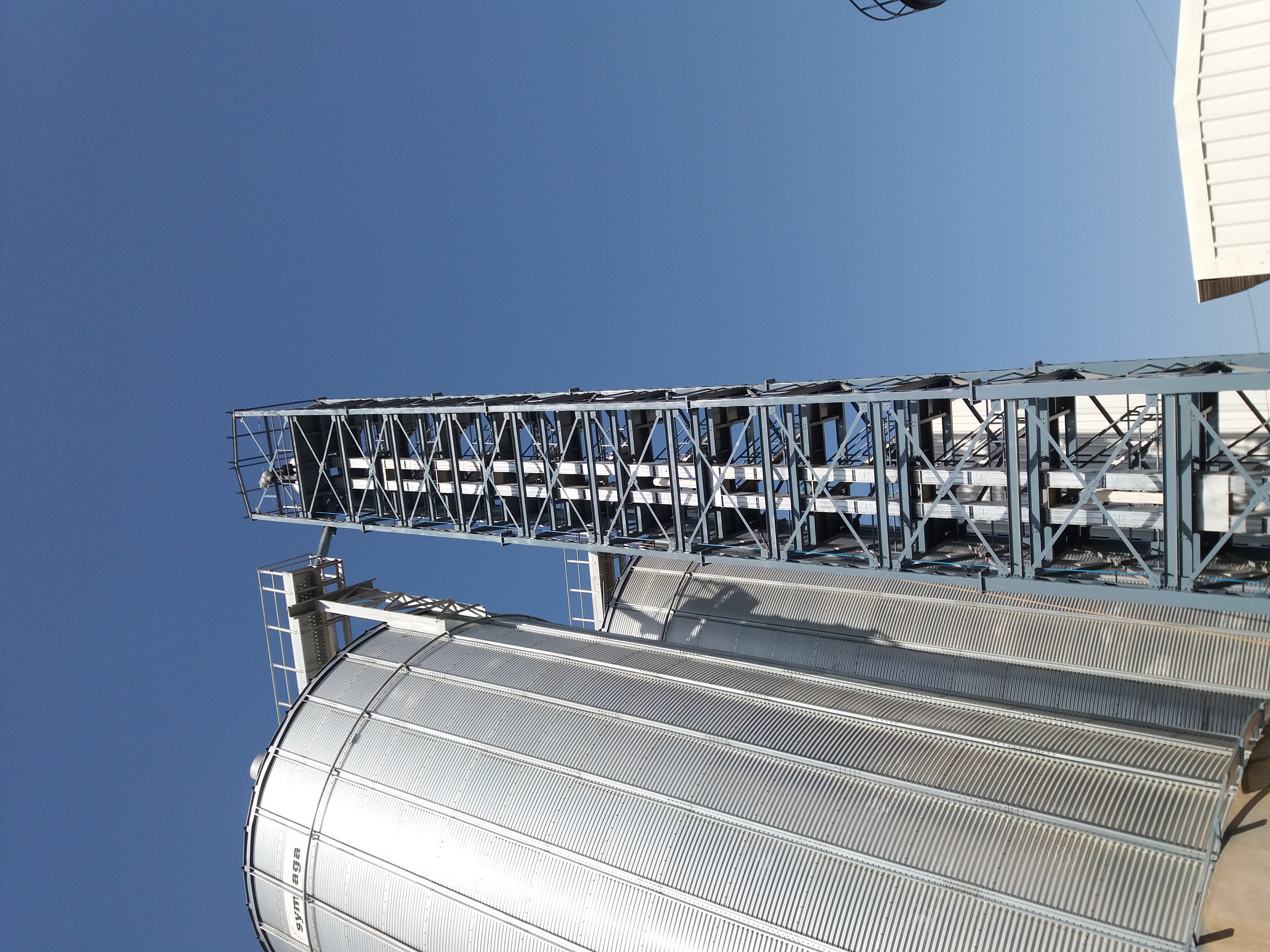 Bucket belt elevator